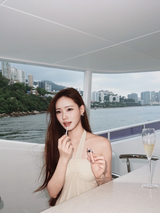 小S二女Lily遊維港晒白滑香肩　引用《花樣年華》經典對白掀網民暴動