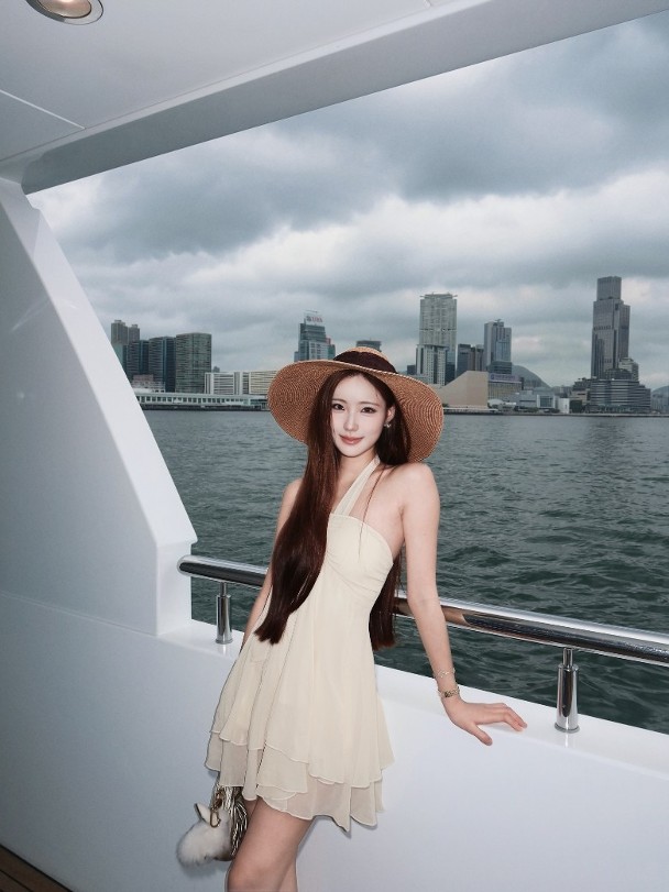 小S二女Lily遊維港晒白滑香肩　引用《花樣年華》經典對白掀網民暴動