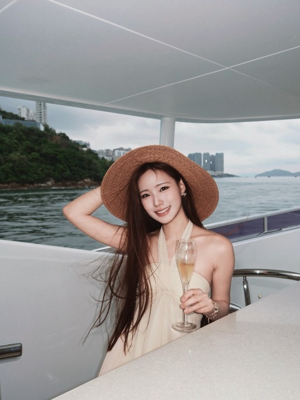 小S二女Lily遊維港晒白滑香肩　引用《花樣年華》經典對白掀網民暴動