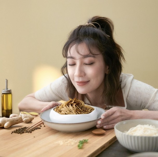 賈靜雯旗下品牌拌麵驗出毒油　急發聲明致歉