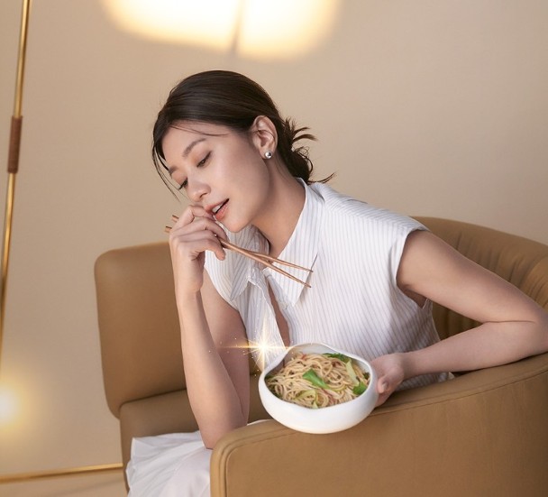 賈靜雯旗下品牌拌麵驗出毒油　急發聲明致歉